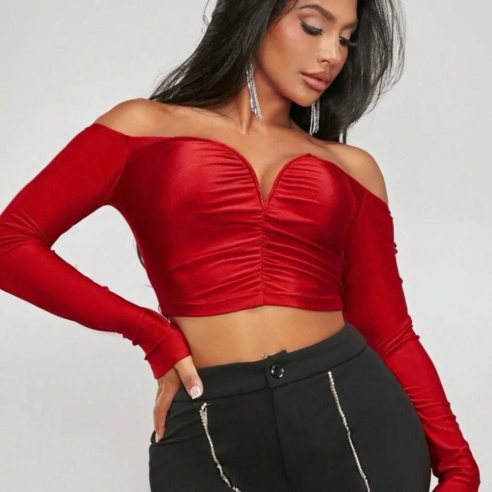Off Shoulder Ruched Crop Tee - Picture 4 of 7